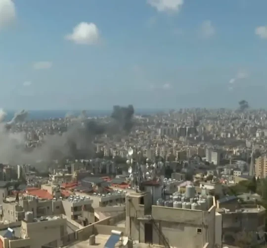 Desde algunas de esas áreas atacadas, que no habían sido alcanzadas anteriormente durante la guerra, salían personas huyendo en unos vehículos visiblemente dañados.