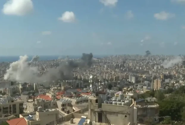 Desde algunas de esas áreas atacadas, que no habían sido alcanzadas anteriormente durante la guerra, salían personas huyendo en unos vehículos visiblemente dañados.