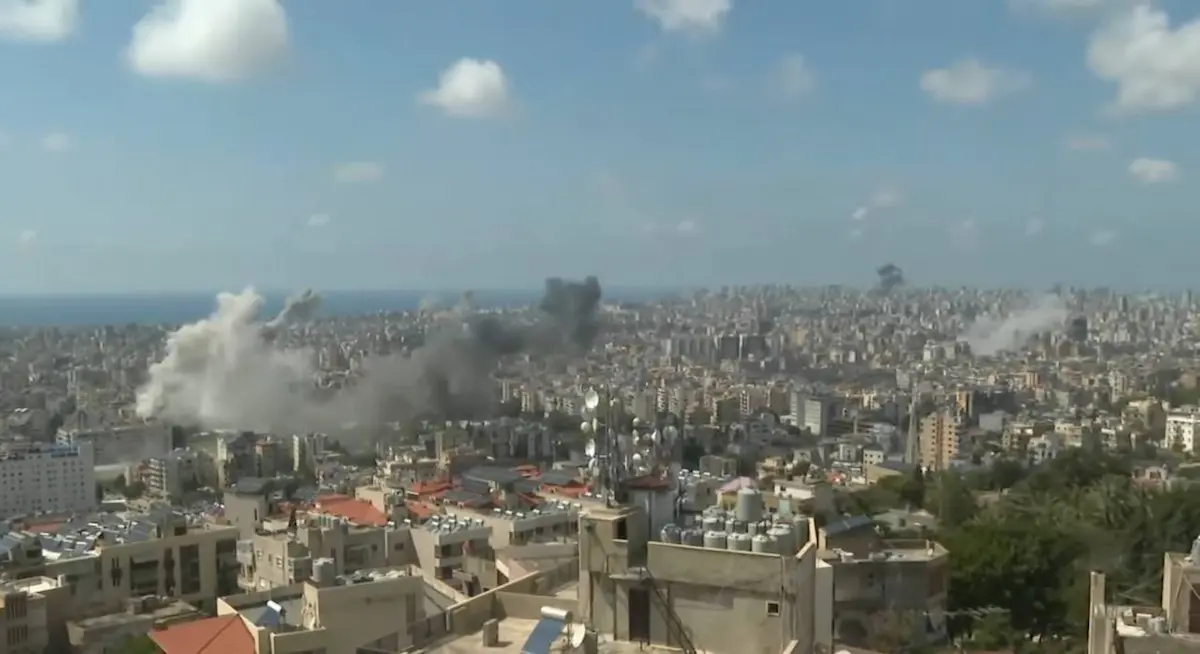 Desde algunas de esas áreas atacadas, que no habían sido alcanzadas anteriormente durante la guerra, salían personas huyendo en unos vehículos visiblemente dañados.