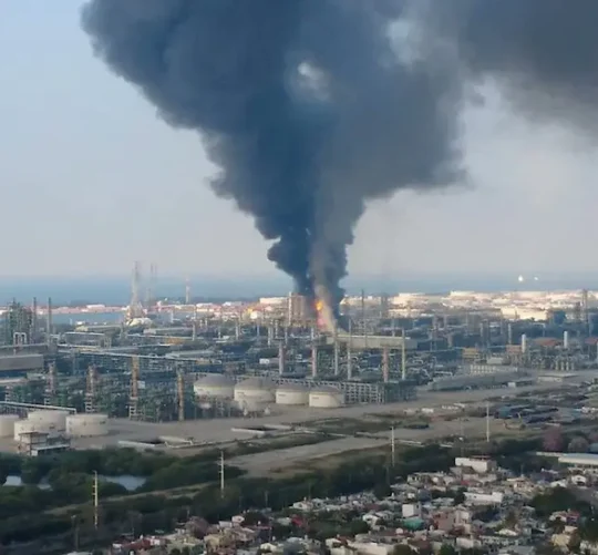 Por ahora se estima que fue la alta temperatura lo que pudo haber provocado el incendio en la refinería