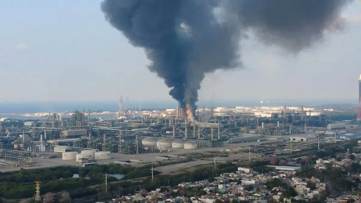Por ahora se estima que fue la alta temperatura lo que pudo haber provocado el incendio en la refinería