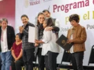 sheinbaun entregando a familias sus escrituras