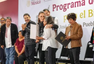 sheinbaun entregando a familias sus escrituras