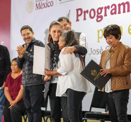 sheinbaun entregando a familias sus escrituras