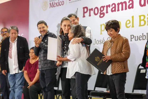 sheinbaun entregando a familias sus escrituras