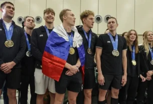 El organismo internacional levantó la sanción a los nadadores de Rusia y Bielorrusia, quienes pondrán competir con sus respectivos uniformes, banderas e himnos.