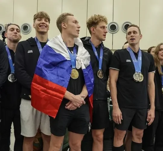 El organismo internacional levantó la sanción a los nadadores de Rusia y Bielorrusia, quienes pondrán competir con sus respectivos uniformes, banderas e himnos.