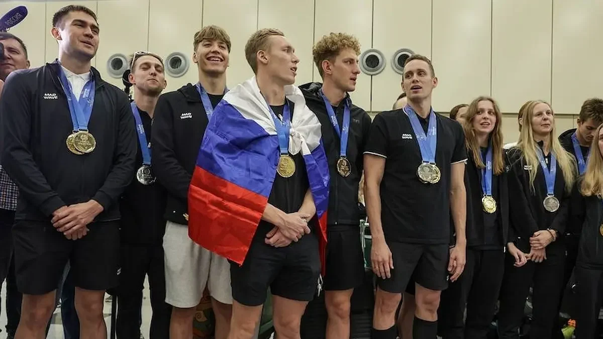 El organismo internacional levantó la sanción a los nadadores de Rusia y Bielorrusia, quienes pondrán competir con sus respectivos uniformes, banderas e himnos.