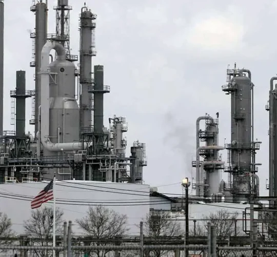 De acuerdo con Pemex, el incidente ocurrió en el muelle de la refinería por la interacción de dos embarcaciones privadas