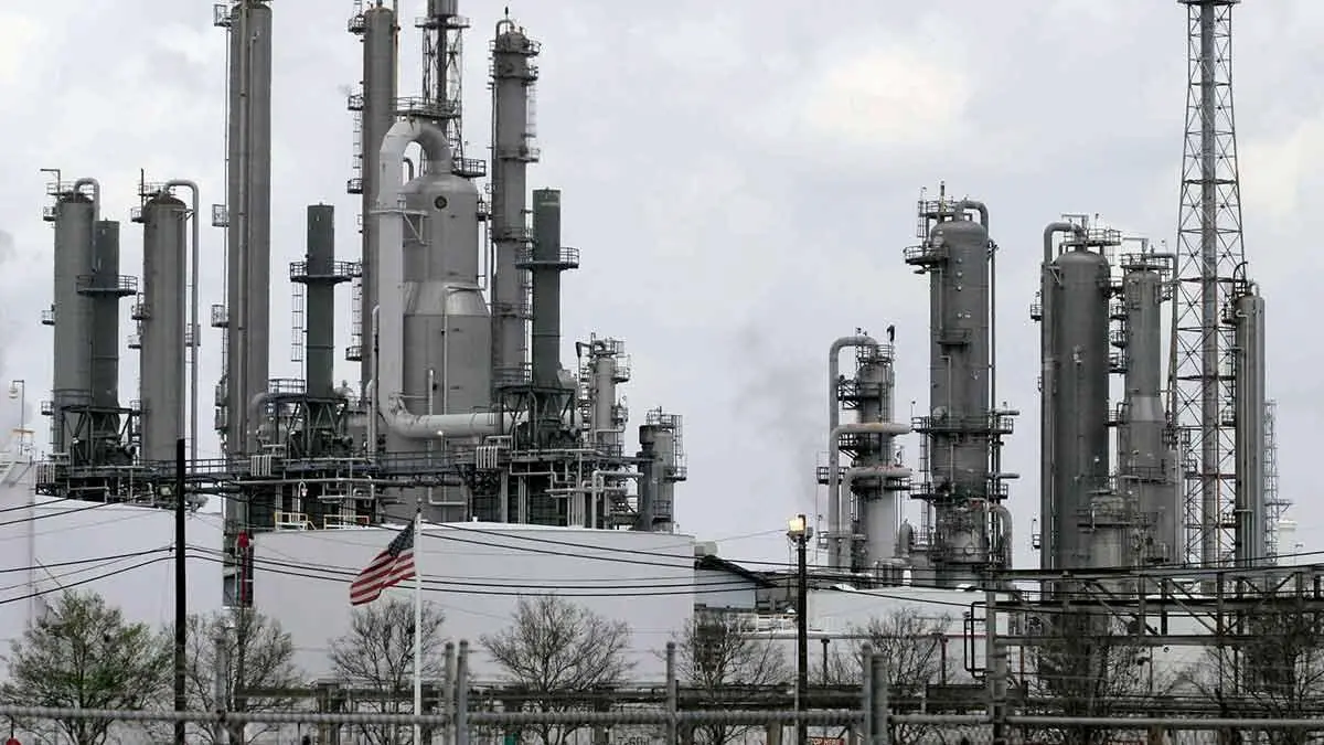 De acuerdo con Pemex, el incidente ocurrió en el muelle de la refinería por la interacción de dos embarcaciones privadas