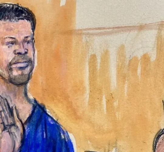 Identificado como Cole Allen, un joven profesor de 31 años residente en California, el acusado fue imputado con tres cargos federales, dos delitos relacionados con el uso de armas de fuego y otro por intento de magnicidio, lo cual podría conllevar pena de cadena perpetua.
