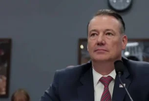Horas antes de renunciar, Lyons testificó ante la Cámara de Representantes, donde respondió a preguntas sobre las muertes bajo custodia de ICE y los planes futuros de la agencia