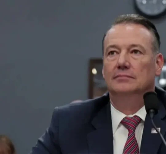 Horas antes de renunciar, Lyons testificó ante la Cámara de Representantes, donde respondió a preguntas sobre las muertes bajo custodia de ICE y los planes futuros de la agencia