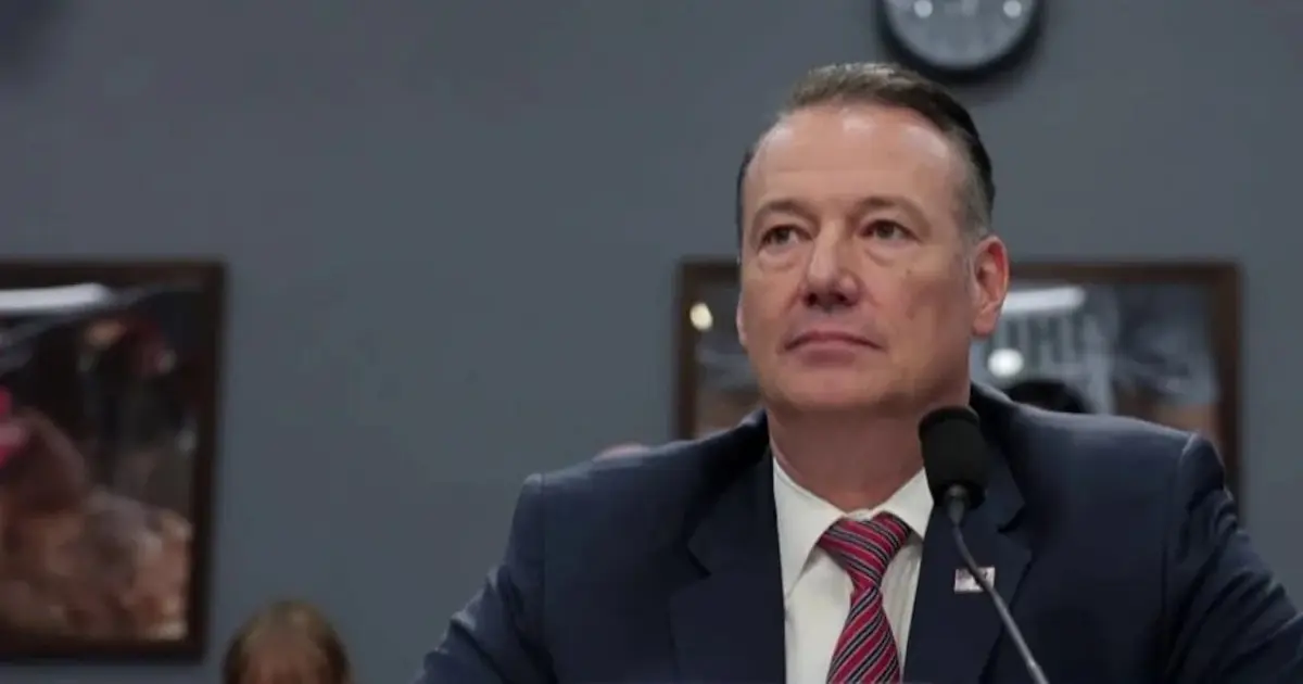 Horas antes de renunciar, Lyons testificó ante la Cámara de Representantes, donde respondió a preguntas sobre las muertes bajo custodia de ICE y los planes futuros de la agencia