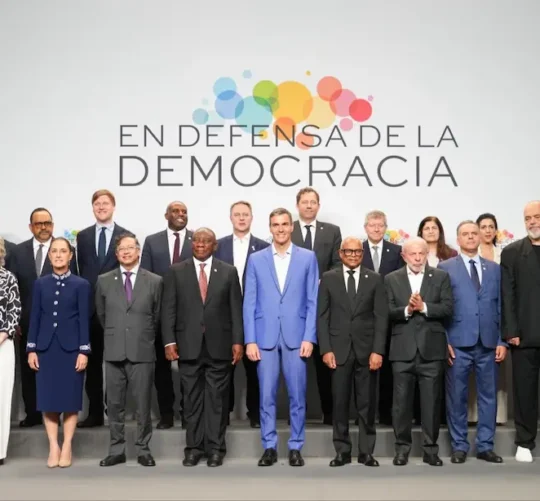 En el comunicado conjunto, y ante “la evolución de los acontecimientos” en Cuba, los tres Gobiernos alertaron de la “dramática situación” que vive el pueblo cubano y emplazan a que se adopten las medidas necesarias para aliviar esta situación y se eviten acciones “que agravan las condiciones de vida de la población o contrarias al Derecho Internacional”.