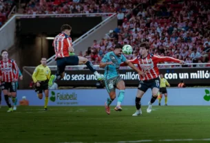 Chivas regresó a la senda del triunfo y se mantuvo de líder de la clasificación general tras golear 5-0 al Puebla