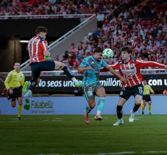 Chivas regresó a la senda del triunfo y se mantuvo de líder de la clasificación general tras golear 5-0 al Puebla