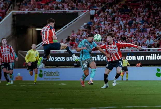 Chivas regresó a la senda del triunfo y se mantuvo de líder de la clasificación general tras golear 5-0 al Puebla