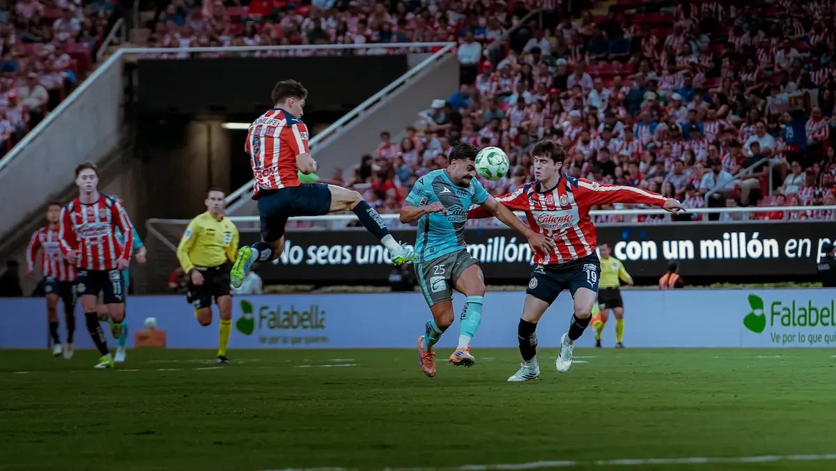 Chivas regresó a la senda del triunfo y se mantuvo de líder de la clasificación general tras golear 5-0 al Puebla