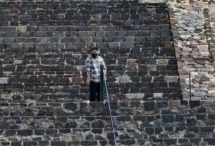 Un sujeto armado subió a la pirámide de la Luna