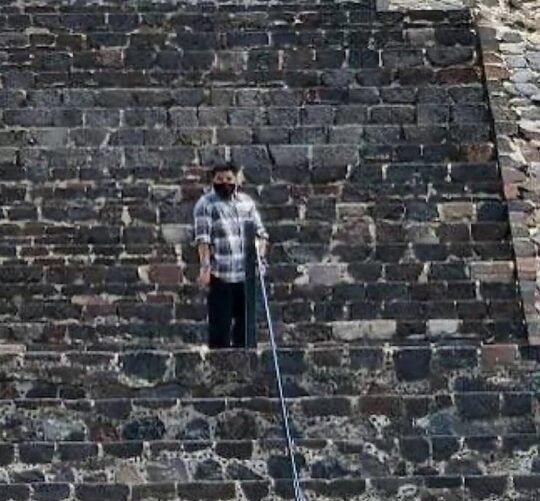 Un sujeto armado subió a la pirámide de la Luna