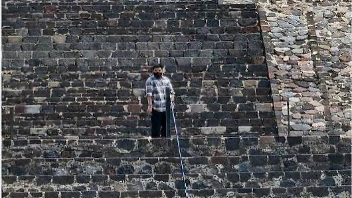 Un sujeto armado subió a la pirámide de la Luna