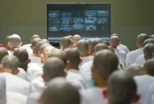 El juicio masivo, inició el lunes, pero no se dio acceso a los medios hasta el día siguiente, se celebra de forma virtual mediante una conexión en vivo con las celdas de los pandilleros, a los que se acusa de más de 47 mil delitos entre 2012 y ‌2022