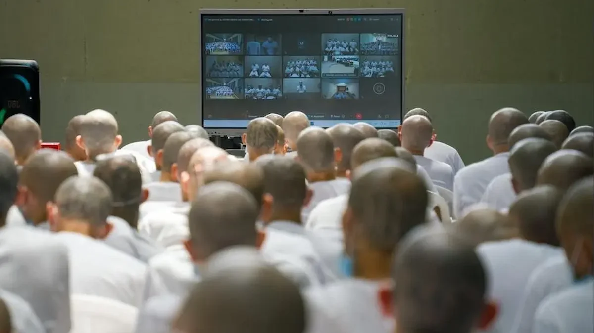 El juicio masivo, inició el lunes, pero no se dio acceso a los medios hasta el día siguiente, se celebra de forma virtual mediante una conexión en vivo con las celdas de los pandilleros, a los que se acusa de más de 47 mil delitos entre 2012 y ‌2022