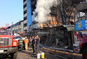 Dicho siniestro se registró en un callejón cerca del mercado, en pleno Centro de la capital, donde el fuego consumió materiales acumulados y estructuras provisionales de venta