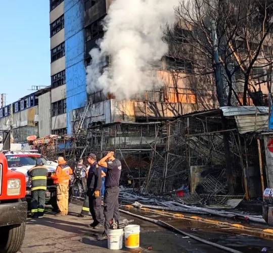 Dicho siniestro se registró en un callejón cerca del mercado, en pleno Centro de la capital, donde el fuego consumió materiales acumulados y estructuras provisionales de venta