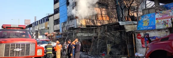Dicho siniestro se registró en un callejón cerca del mercado, en pleno Centro de la capital, donde el fuego consumió materiales acumulados y estructuras provisionales de venta