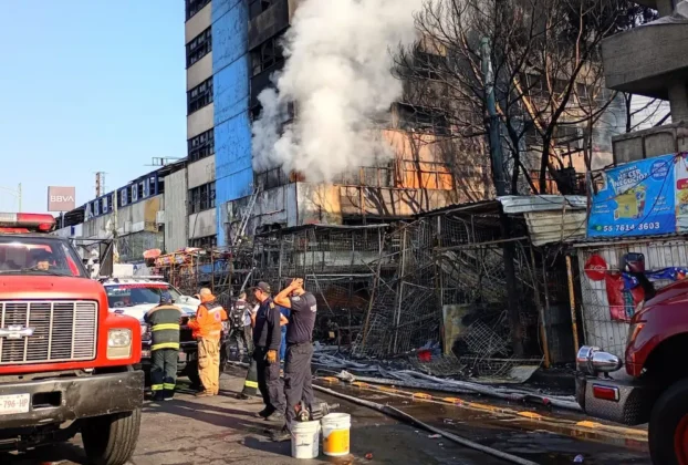 Dicho siniestro se registró en un callejón cerca del mercado, en pleno Centro de la capital, donde el fuego consumió materiales acumulados y estructuras provisionales de venta