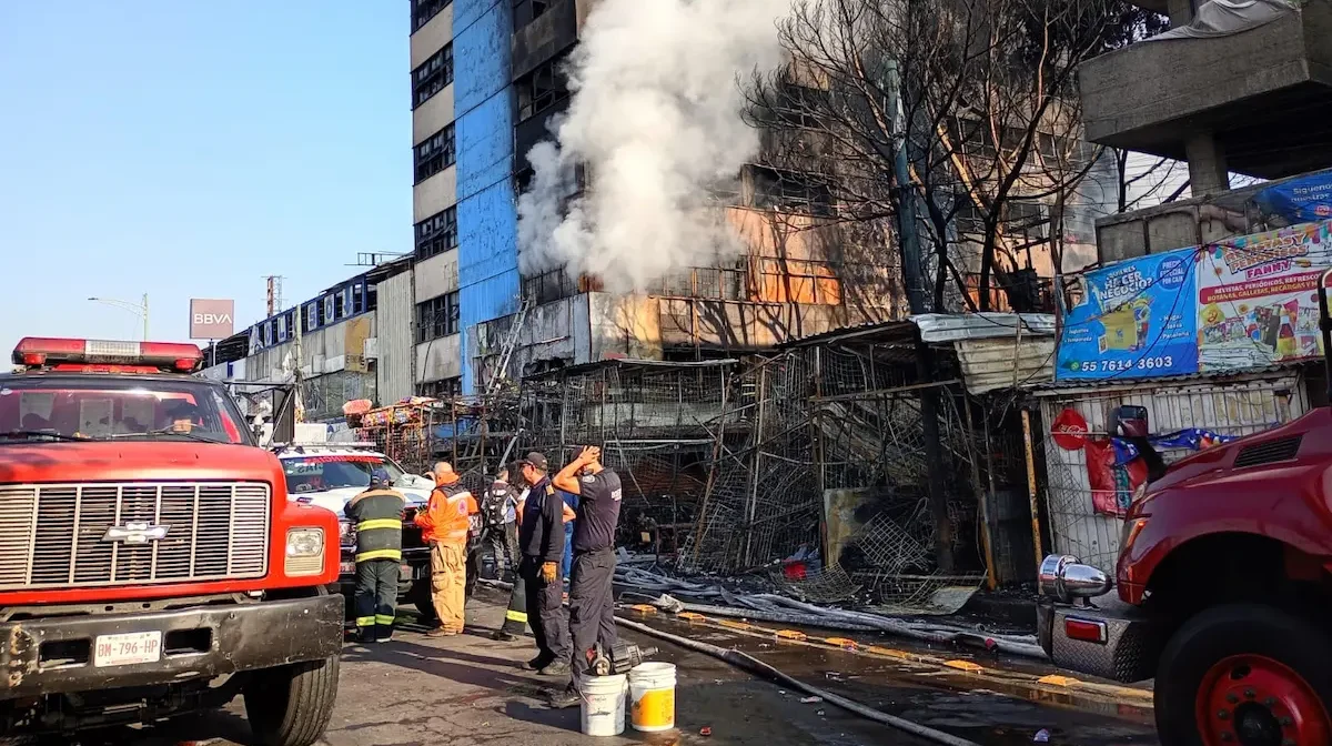 Dicho siniestro se registró en un callejón cerca del mercado, en pleno Centro de la capital, donde el fuego consumió materiales acumulados y estructuras provisionales de venta