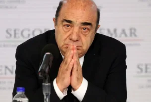 Jesús Murillo Karam fue un abogado y político mexicano con una larga trayectoria en el servicio público.