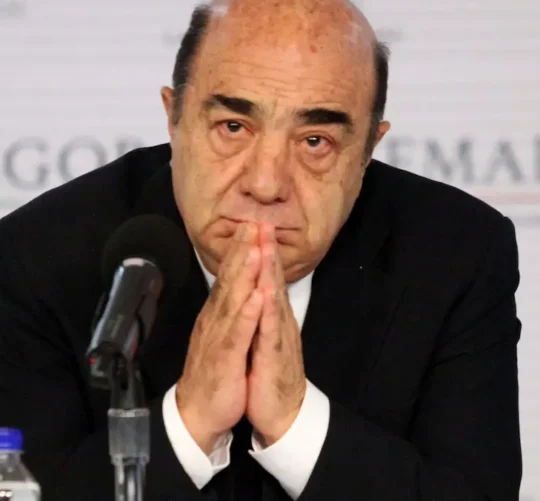 Jesús Murillo Karam fue un abogado y político mexicano con una larga trayectoria en el servicio público.