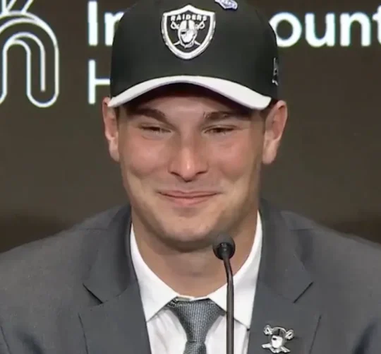 Mendoza, de 22 años, era el favorito indiscutido al número uno después de ser la gran sensación de la temporada universitaria, en la que condujo a los Indiana Hoosiers al título de la NCAA