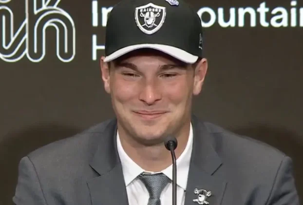 Mendoza, de 22 años, era el favorito indiscutido al número uno después de ser la gran sensación de la temporada universitaria, en la que condujo a los Indiana Hoosiers al título de la NCAA