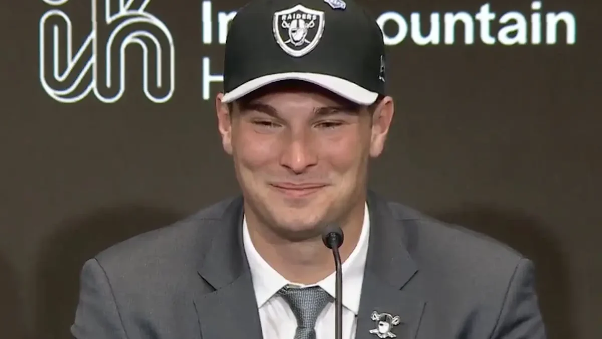 Mendoza, de 22 años, era el favorito indiscutido al número uno después de ser la gran sensación de la temporada universitaria, en la que condujo a los Indiana Hoosiers al título de la NCAA