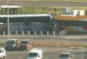 10 son empleados del Departamento de Guerra