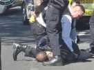 Las dos víctimas, de 34 y 76 años, "fueron trasladados a un hospital. Su estado es estable", indicó la policía en un comunicado. El sospechoso también intentó apuñalar a agentes de policía, que no resultaron heridos.