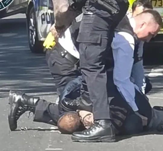 Las dos víctimas, de 34 y 76 años, "fueron trasladados a un hospital. Su estado es estable", indicó la policía en un comunicado. El sospechoso también intentó apuñalar a agentes de policía, que no resultaron heridos.