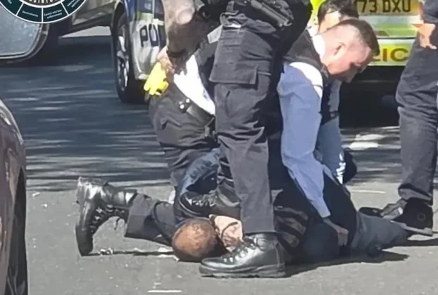 Las dos víctimas, de 34 y 76 años, "fueron trasladados a un hospital. Su estado es estable", indicó la policía en un comunicado. El sospechoso también intentó apuñalar a agentes de policía, que no resultaron heridos.
