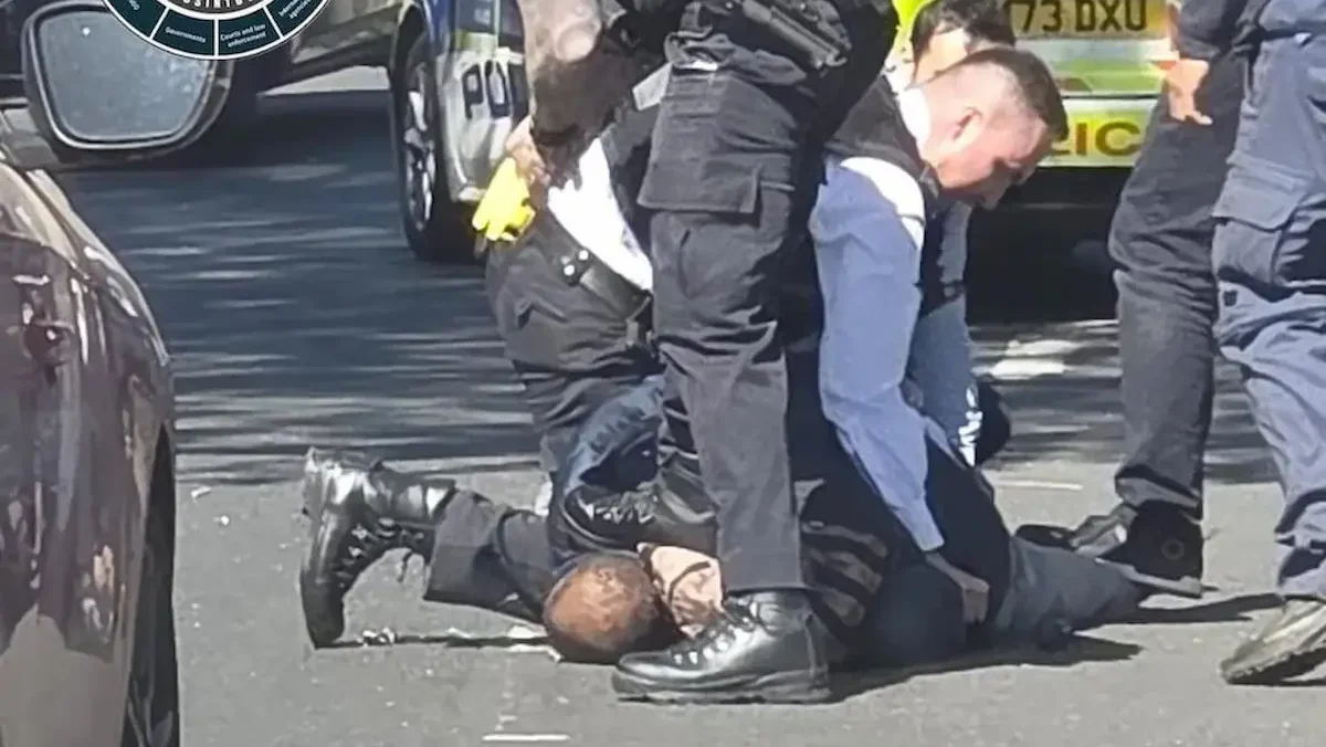 Las dos víctimas, de 34 y 76 años, "fueron trasladados a un hospital. Su estado es estable", indicó la policía en un comunicado. El sospechoso también intentó apuñalar a agentes de policía, que no resultaron heridos.