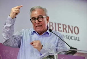 El Departamento de Justicia americano afirmó que Rocha y los demás ‌señalados presuntamente conspiraron con líderes de la organización criminal para importar grandes cantidades de narcóticos a Estados Unidos a cambio de ‌apoyo político y sobornos.