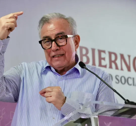 El Departamento de Justicia americano afirmó que Rocha y los demás ‌señalados presuntamente conspiraron con líderes de la organización criminal para importar grandes cantidades de narcóticos a Estados Unidos a cambio de ‌apoyo político y sobornos.