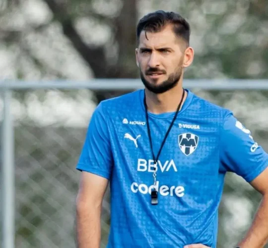 El Club de Futbol Monterrey anunció la salida de Nicolás Sánchez como director técnico del primer equipo varonil, poniendo fin a su etapa al frente del banquillo albiazul.