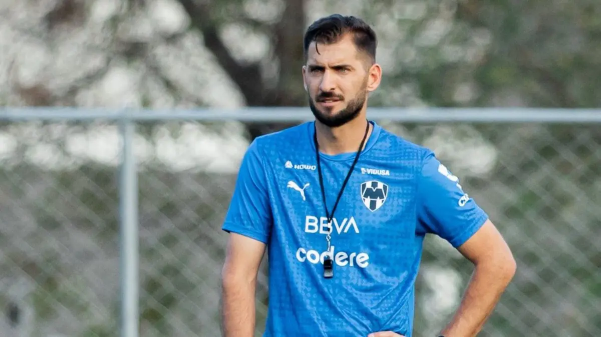 El Club de Futbol Monterrey anunció la salida de Nicolás Sánchez como director técnico del primer equipo varonil, poniendo fin a su etapa al frente del banquillo albiazul.