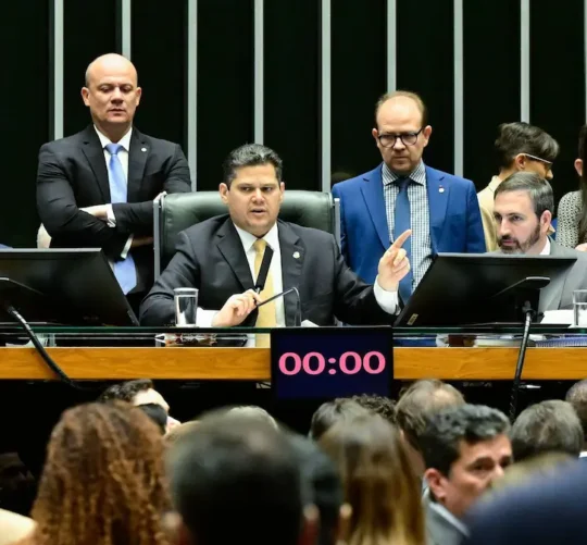 La anulación del veto de Lula salió adelante con 318 votos a favor y 144 en contra en la Cámara de Diputados y con 49 frente a 24 en el Senado, resultado facilitado por la mayoría conservadora en ambas cámaras y el clima de insatisfacción con el Gobierno.