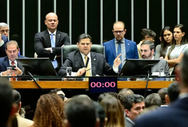 La anulación del veto de Lula salió adelante con 318 votos a favor y 144 en contra en la Cámara de Diputados y con 49 frente a 24 en el Senado, resultado facilitado por la mayoría conservadora en ambas cámaras y el clima de insatisfacción con el Gobierno.