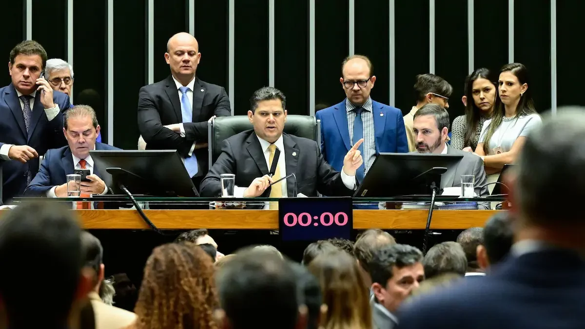 La anulación del veto de Lula salió adelante con 318 votos a favor y 144 en contra en la Cámara de Diputados y con 49 frente a 24 en el Senado, resultado facilitado por la mayoría conservadora en ambas cámaras y el clima de insatisfacción con el Gobierno.